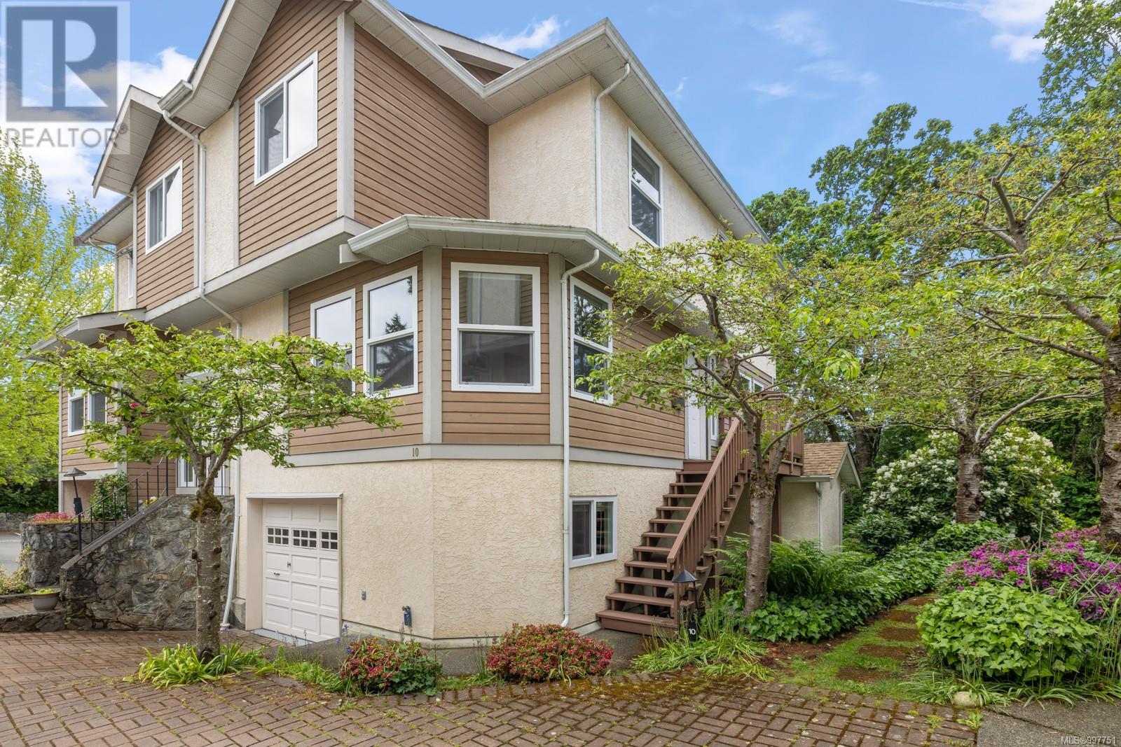 Single Family House Westcoast for Sale in   West Saanich Rd West Oaks Saanich 