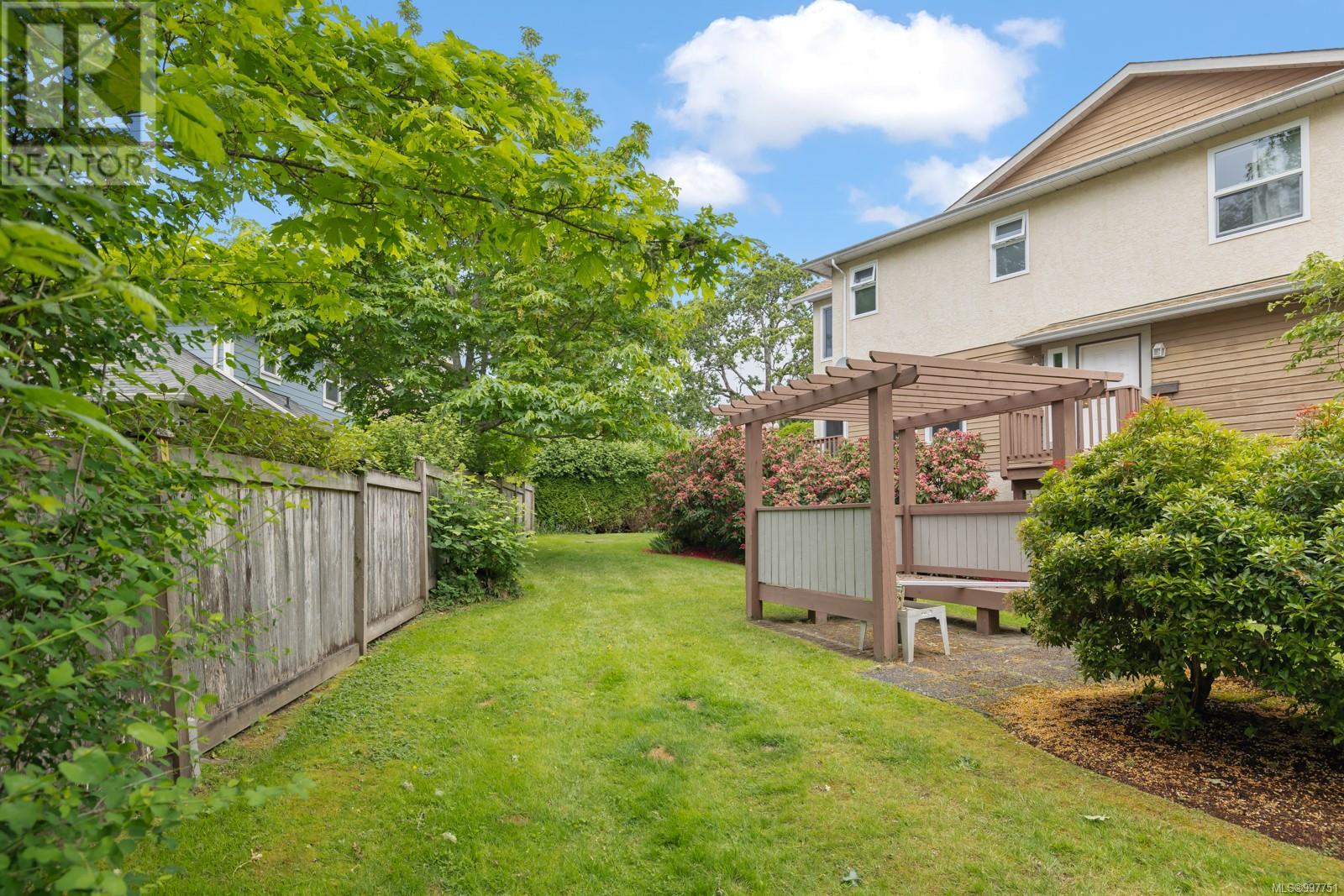 Single Family House Westcoast for Sale in   West Saanich Rd West Oaks Saanich 