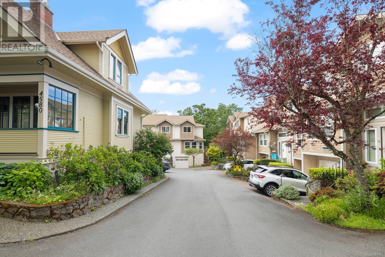 Single Family House Westcoast for Sale in   West Saanich Rd West Oaks Saanich 