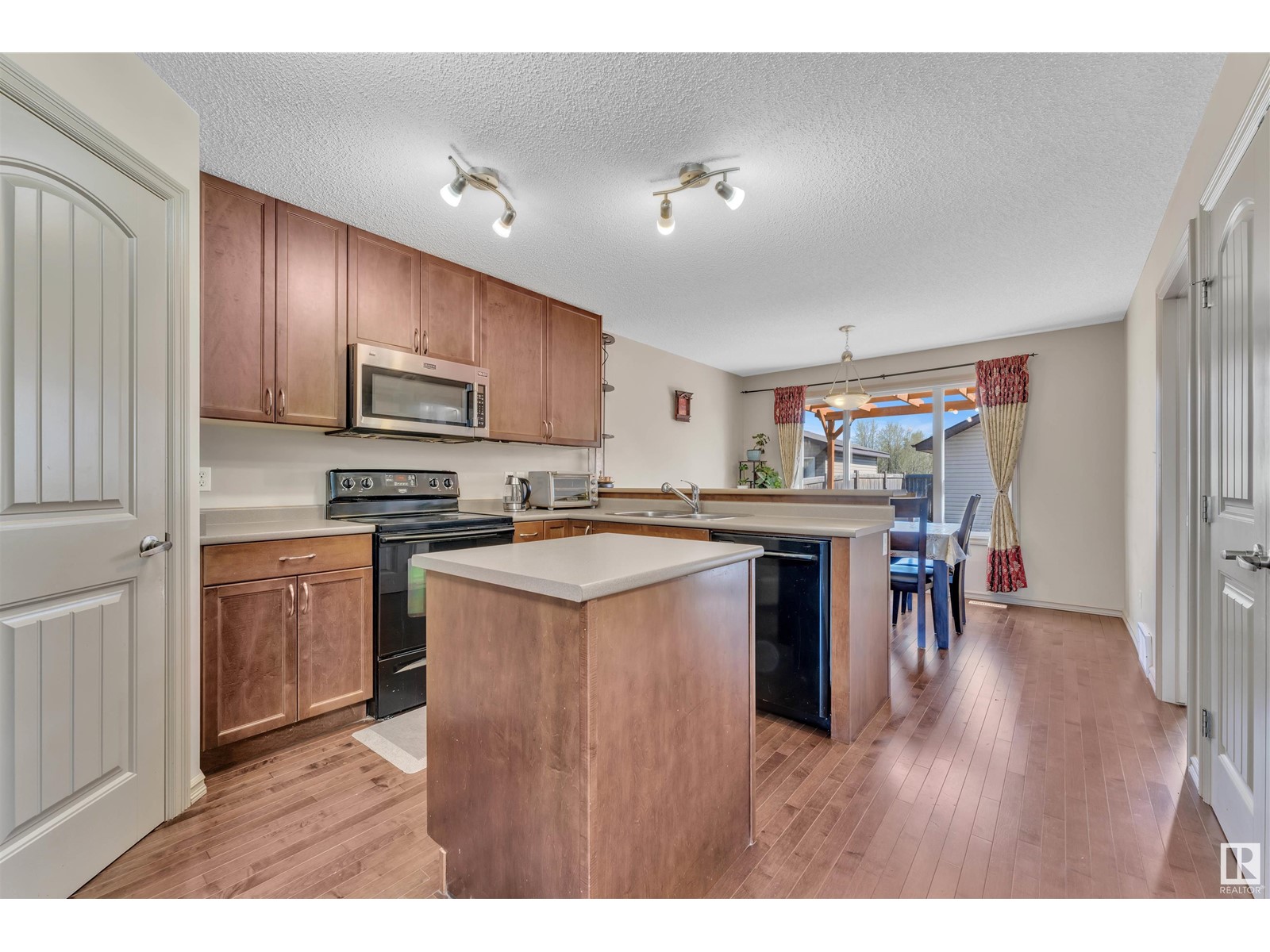 1127 35 AV NW, Edmonton