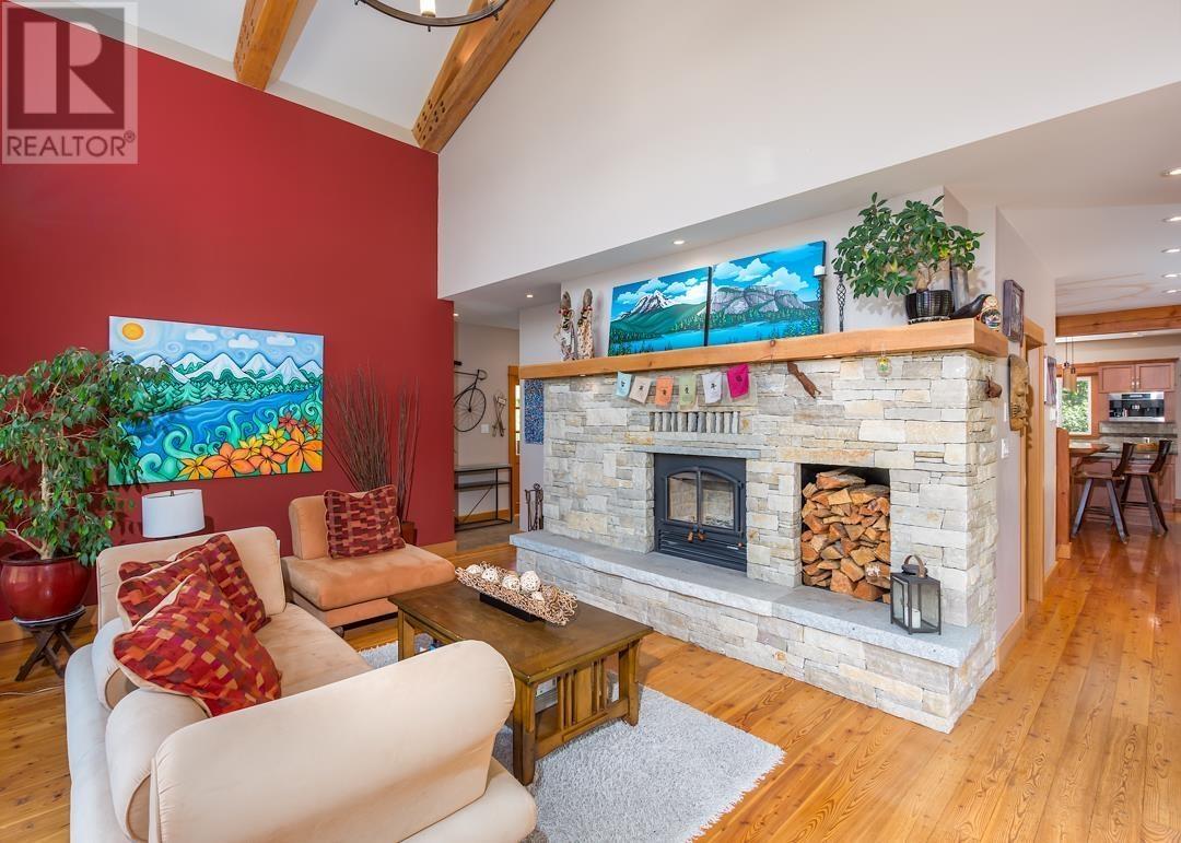 1002 BALSAM PLACE, Squamish real estate listing R3000278