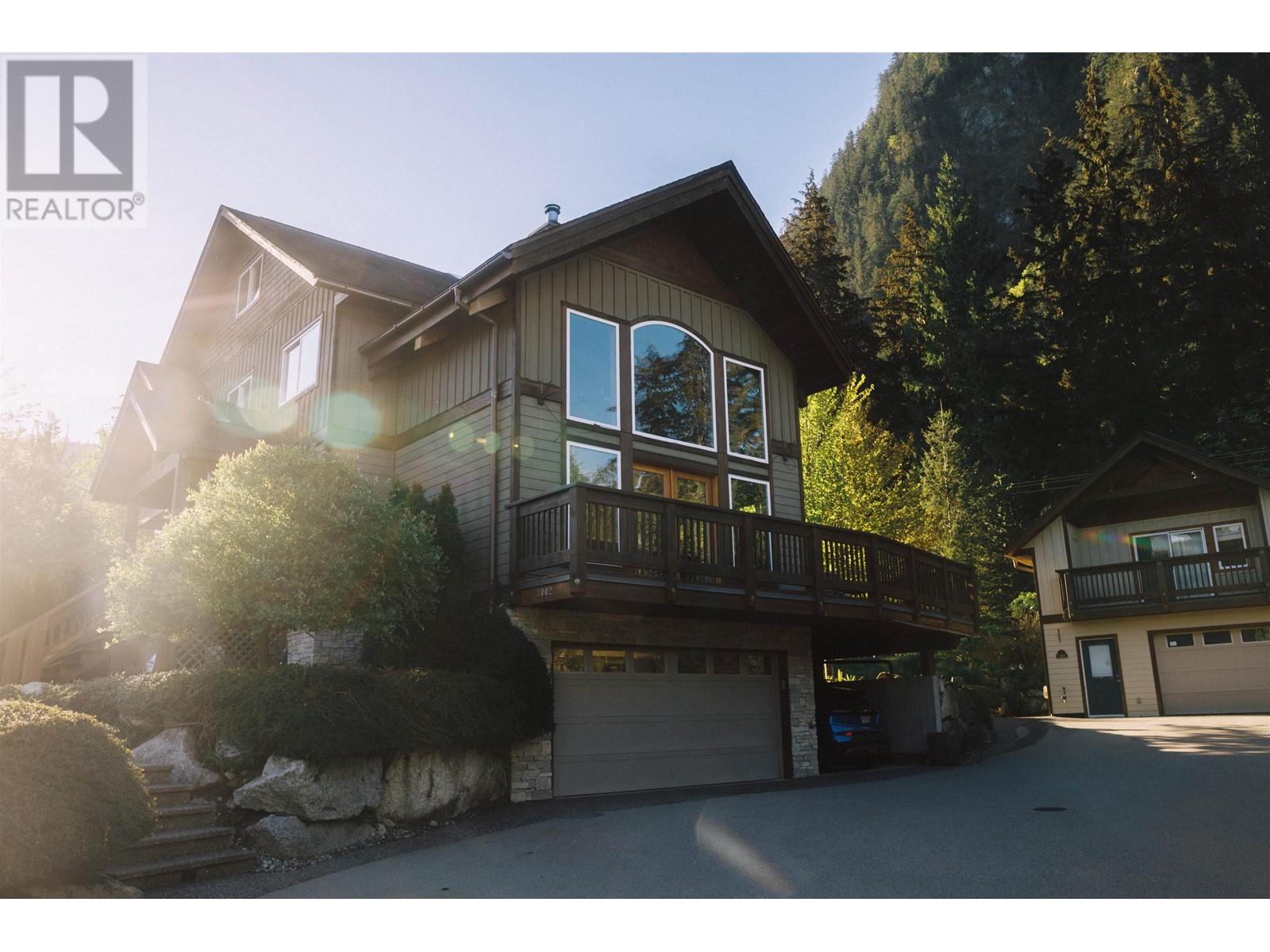 1002 BALSAM PLACE, Squamish