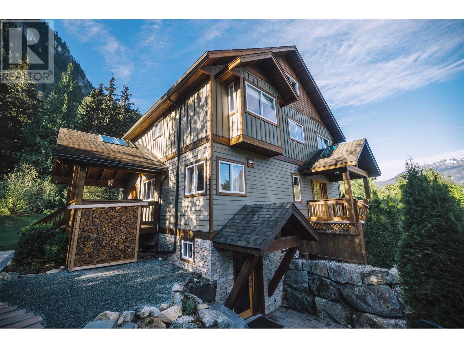 1002 BALSAM PLACE, Squamish real estate listing R3000278