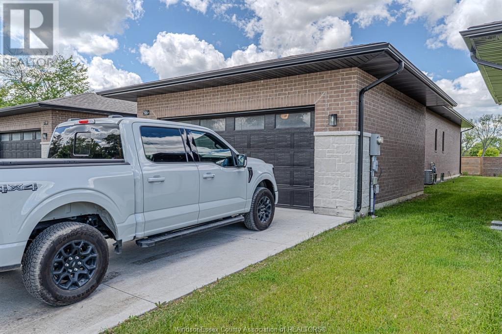 Photo 2 of 526 Lily Mac, Windsor ON