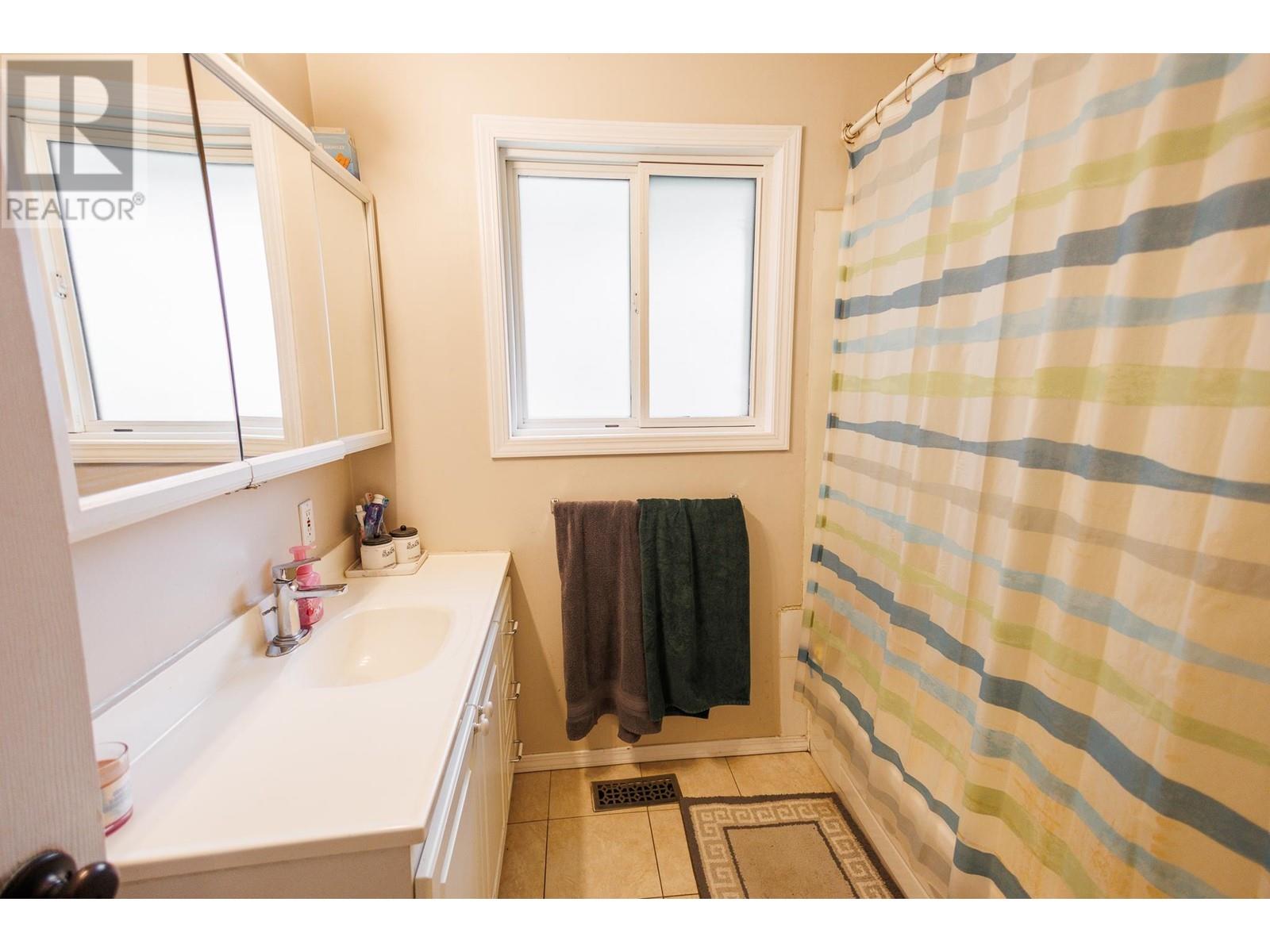 3287 CRESCENT Street, Terrace