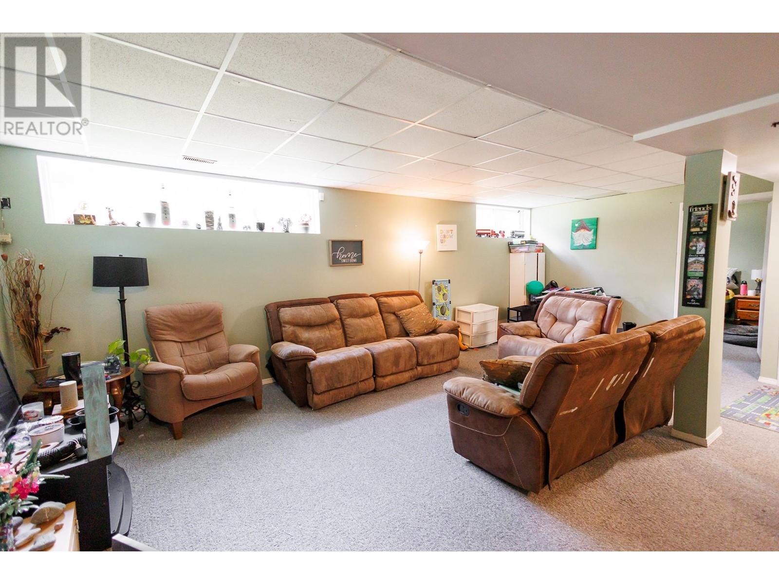 3287 CRESCENT Street, Terrace