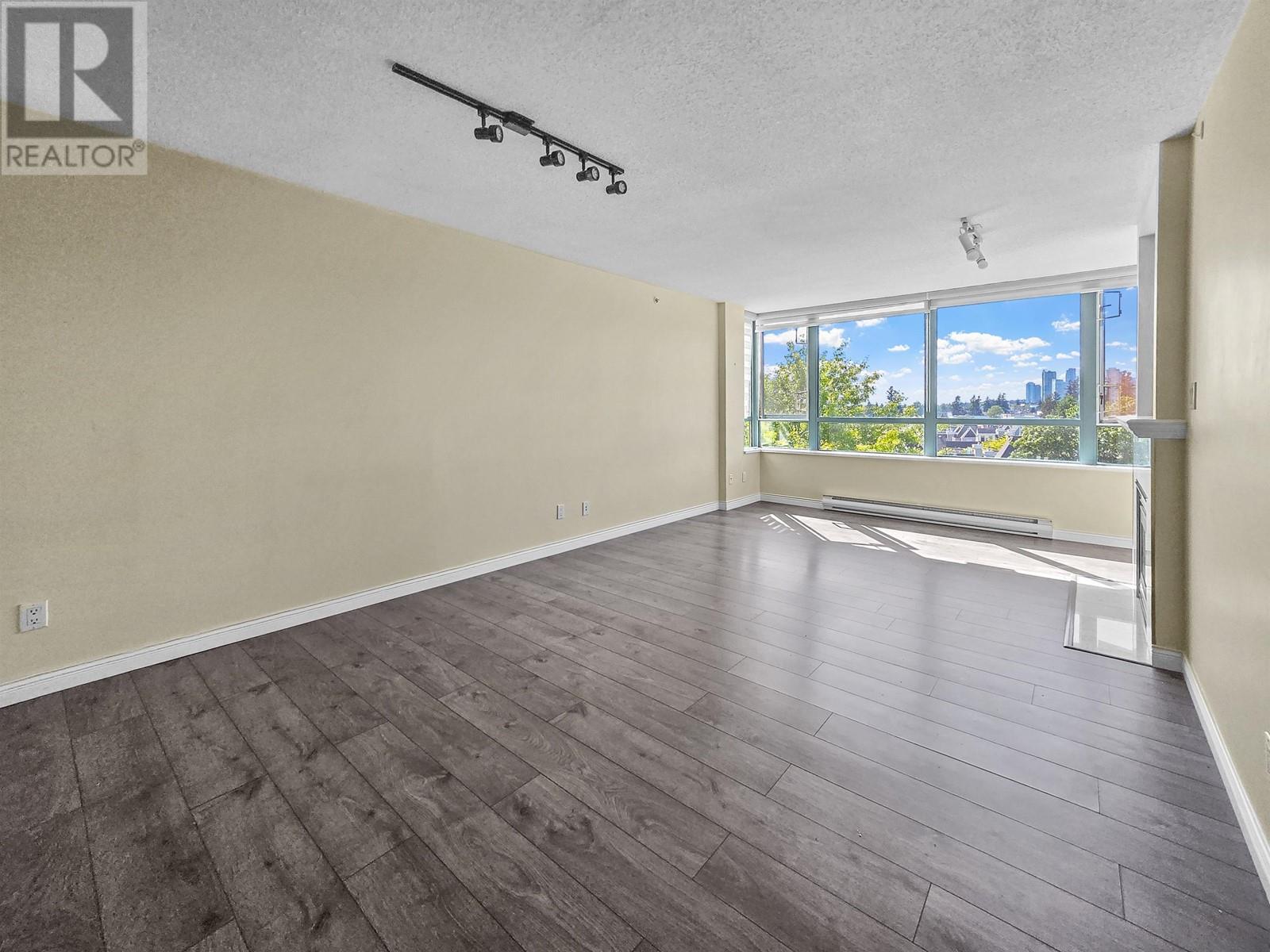Photo 6 of 6622 Southoaks Crescent, Burnaby BC
