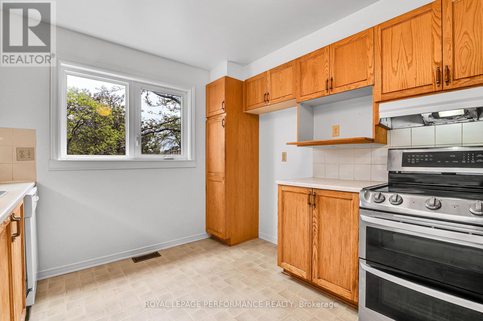 Photo 12 of 17 1838 Summerfields Crescent, Ottawa ON