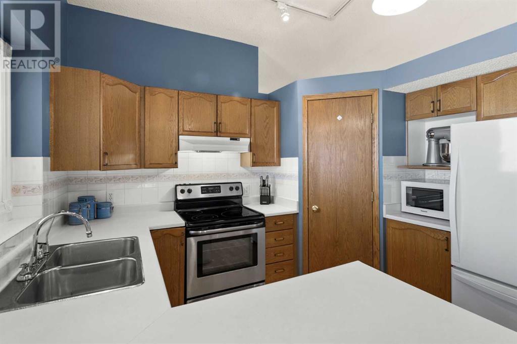 Single Family House 4 Level for Sale in  Applewood Court SE Applewood Park Calgary 