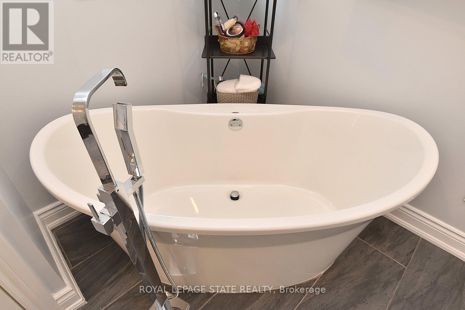 Photo 32 of 293 Fairfield Avenue, Hamilton ON