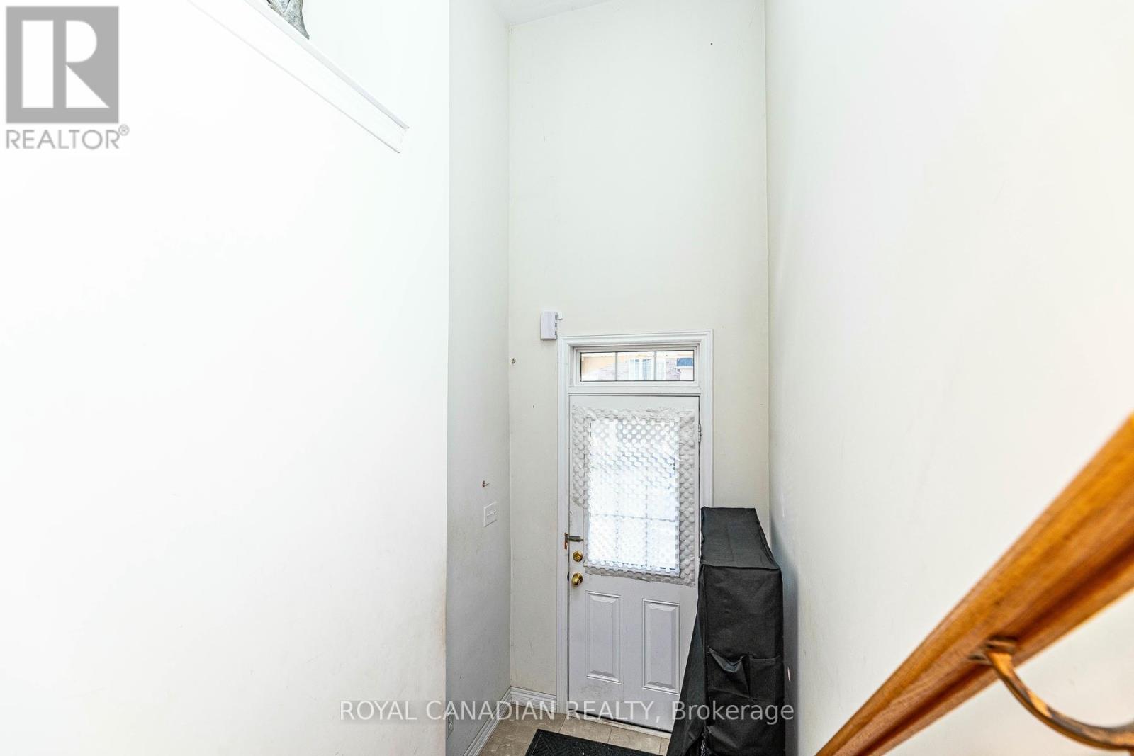 Photo 6 of 107 Sea Drifter Crescent, Brampton ON