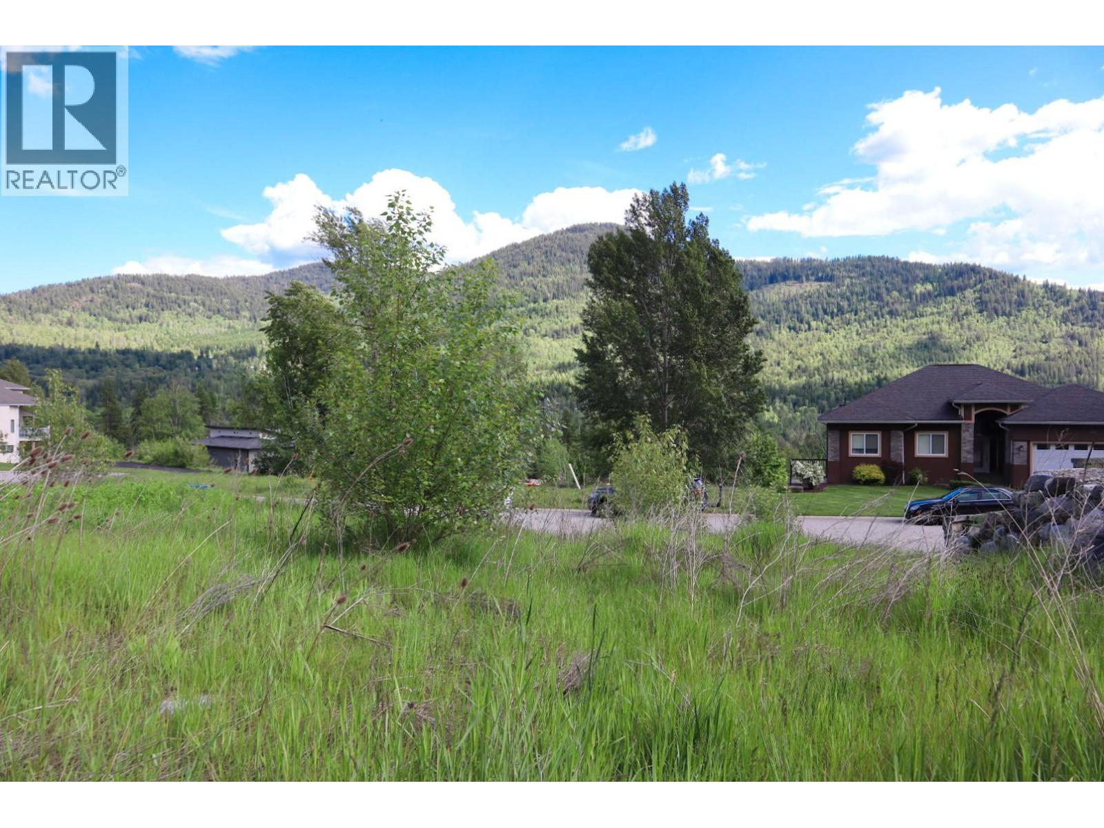 Photo 5 of 938 7th Street, Montrose BC