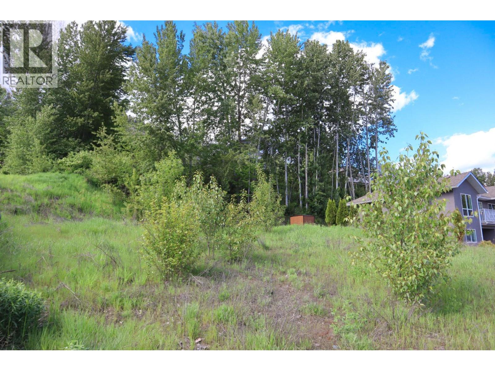 Photo 2 of 938 7th Street, Montrose BC