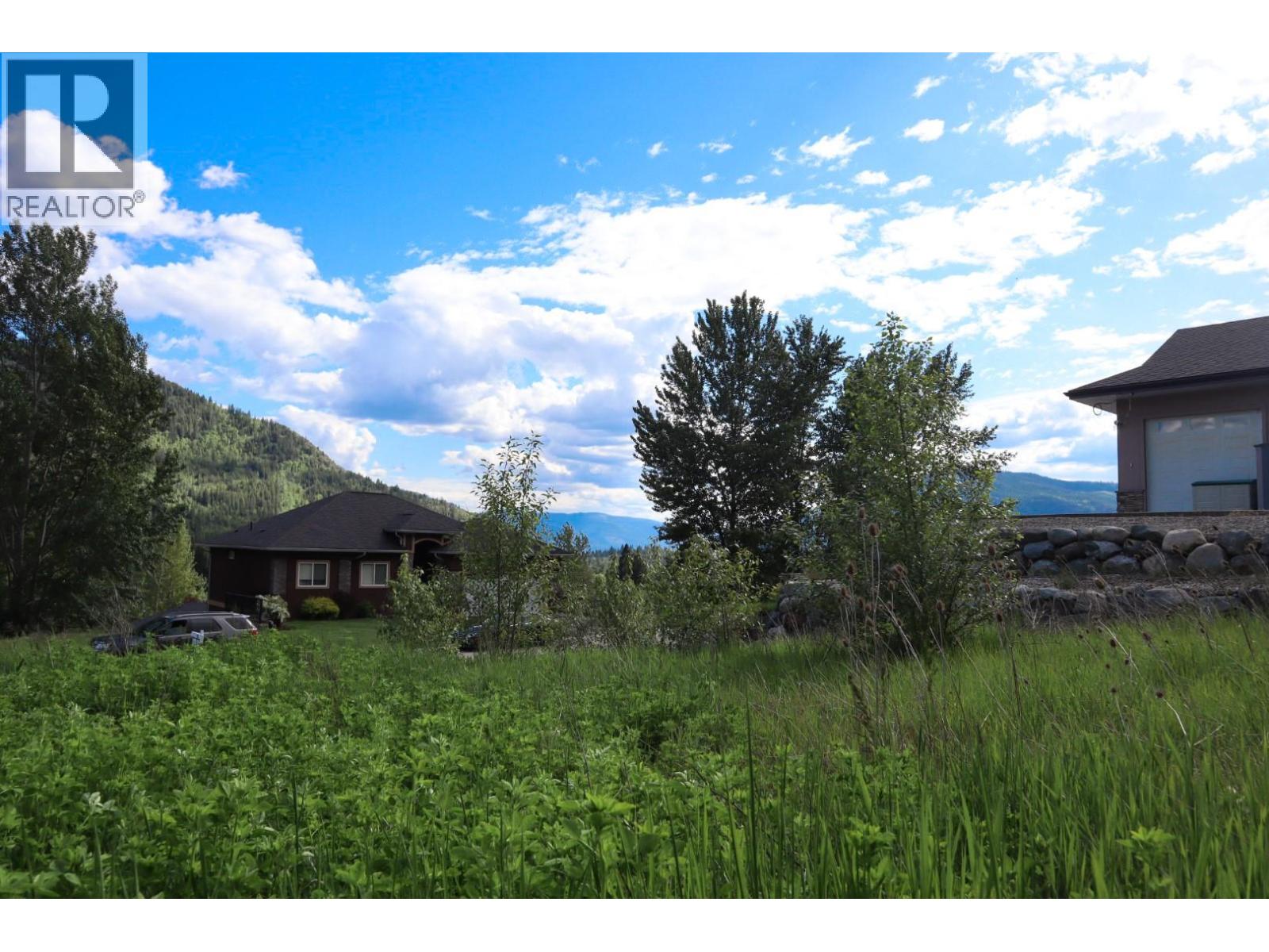 Photo 6 of 938 7th Street, Montrose BC