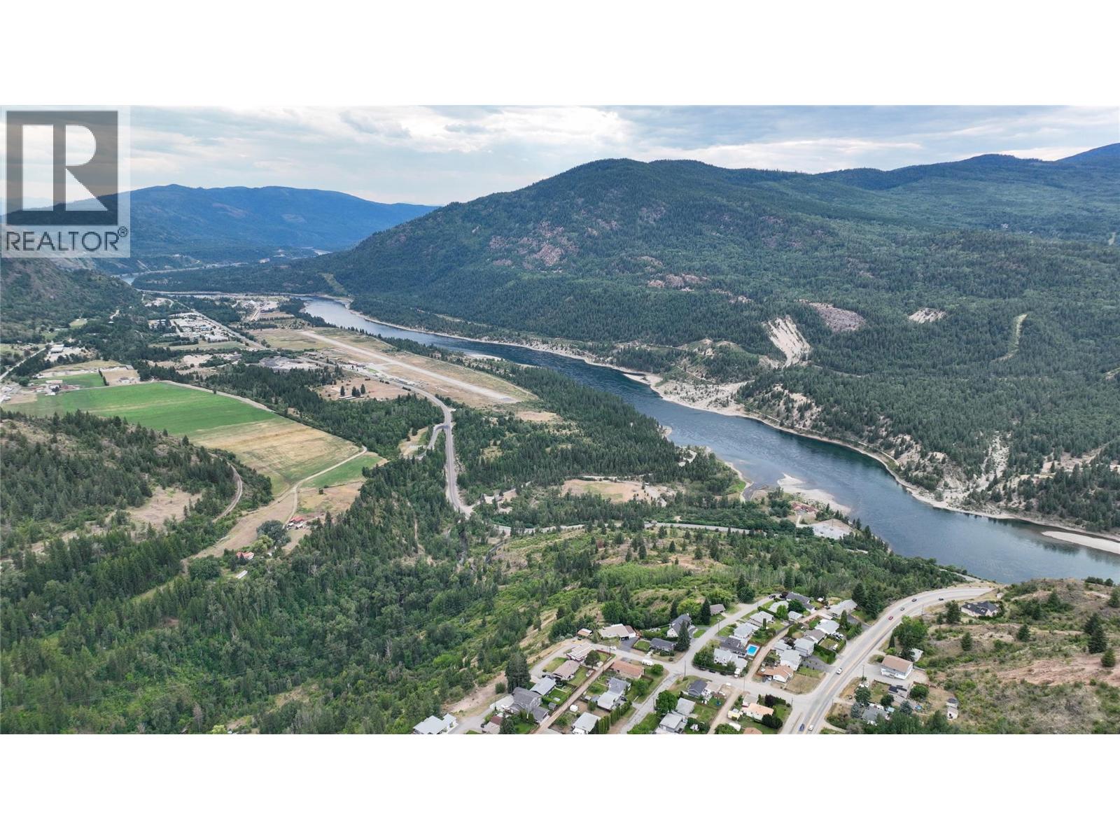 Photo 11 of 938 7th Street, Montrose BC