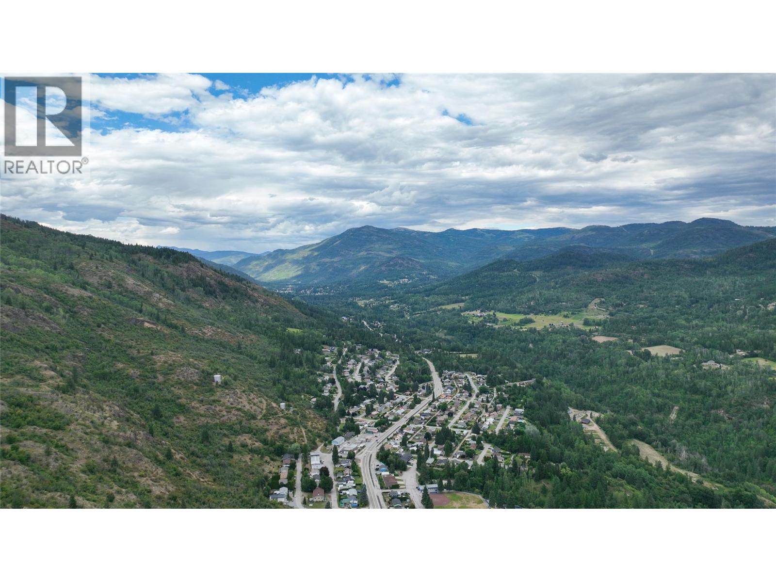 Photo 12 of 938 7th Street, Montrose BC