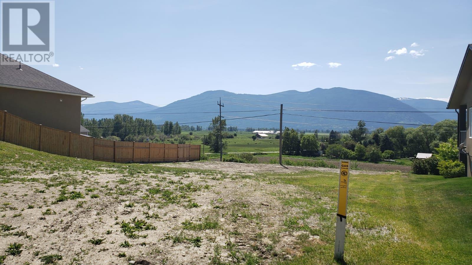 Photo 2 of 909 Selkirk Drive, Creston BC