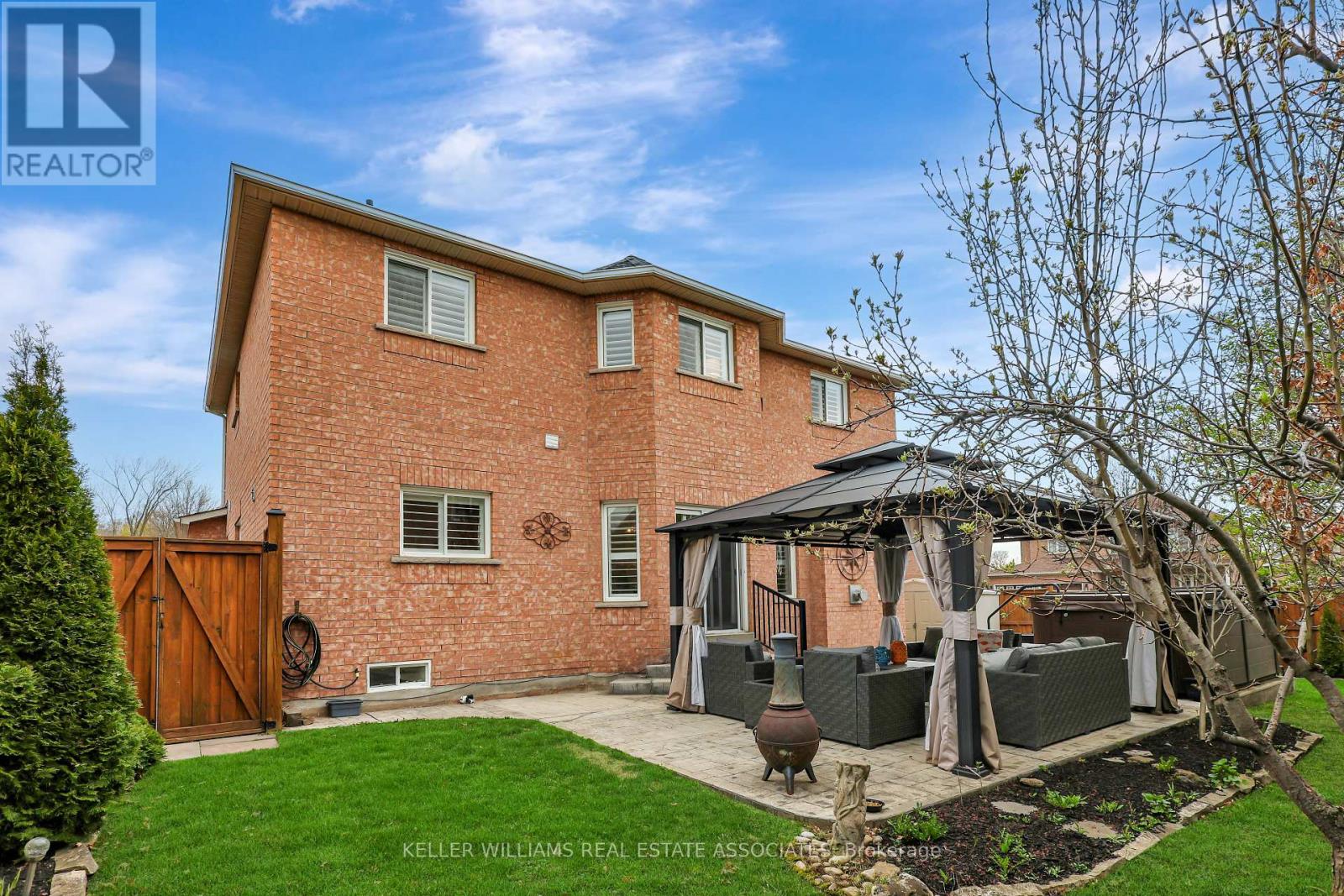 Photo 2 of 15 Johnson Crescent, Halton Hills ON