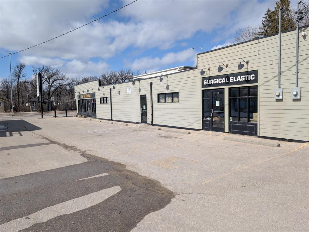 Photo 3 of 821 Henderson Highway, Winnipeg MB