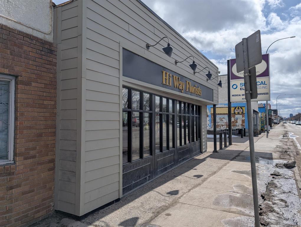 Photo 4 of 821 Henderson Highway, Winnipeg MB