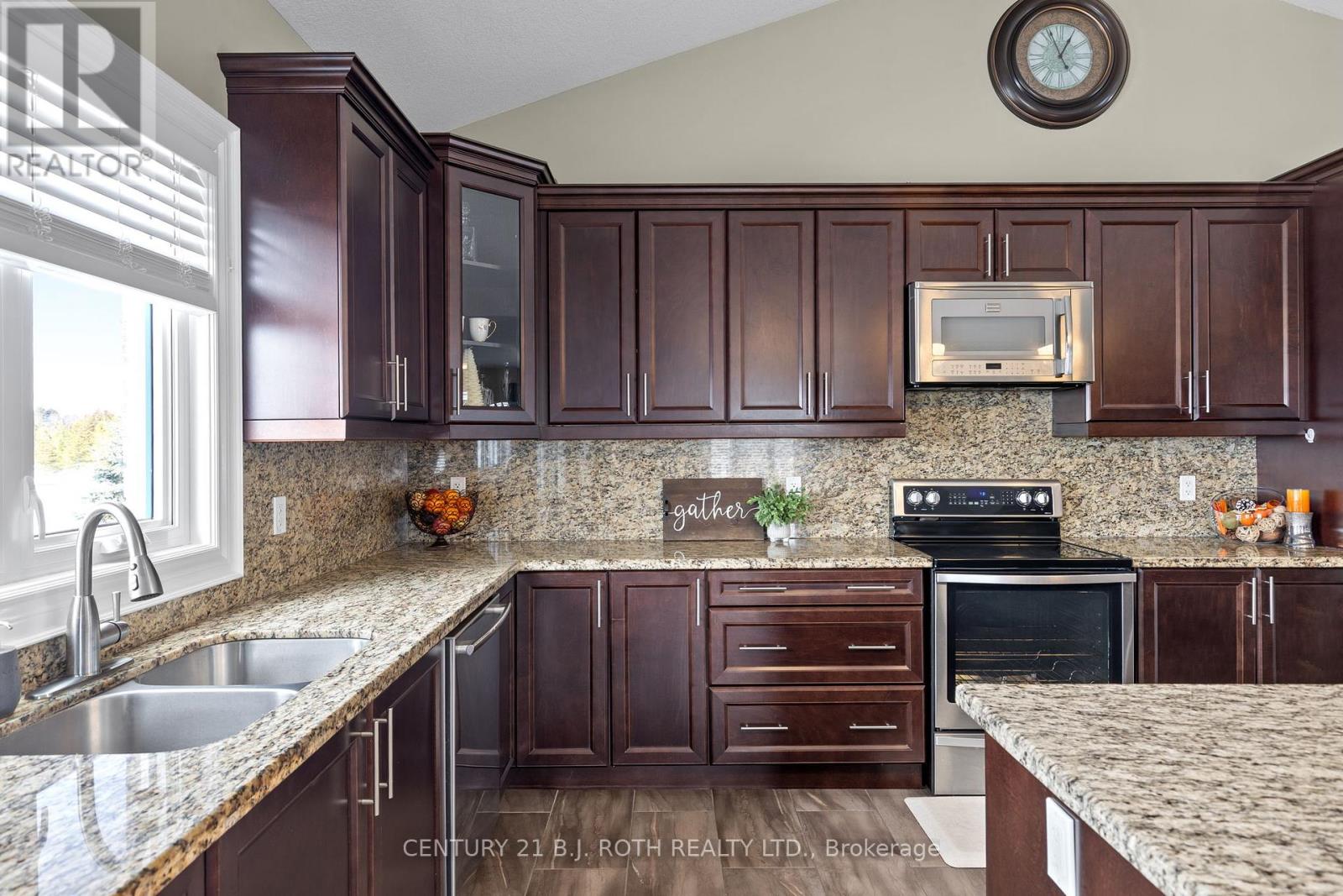 Photo 40 of 10 Brolley Crescent, Essa ON