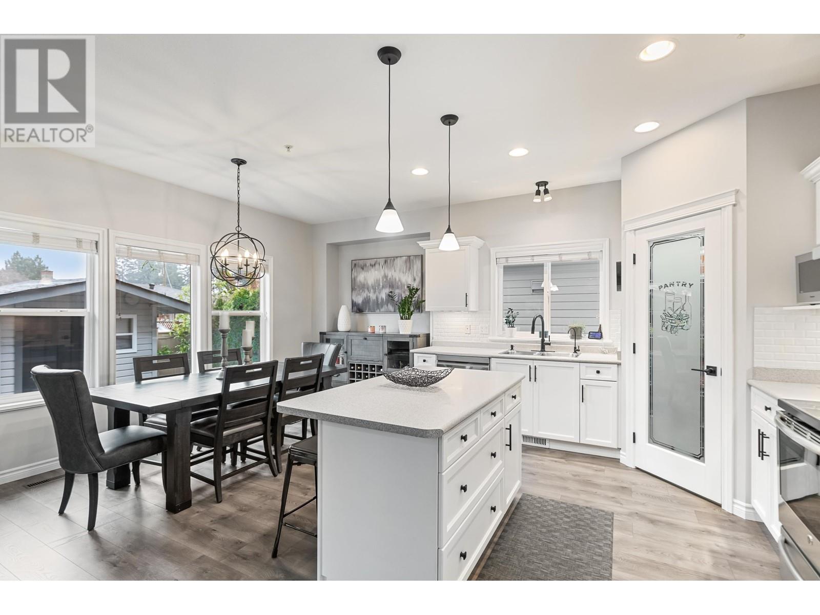 118 21868 LOUGHEED HIGHWAY, Maple Ridge real estate listing R2992677