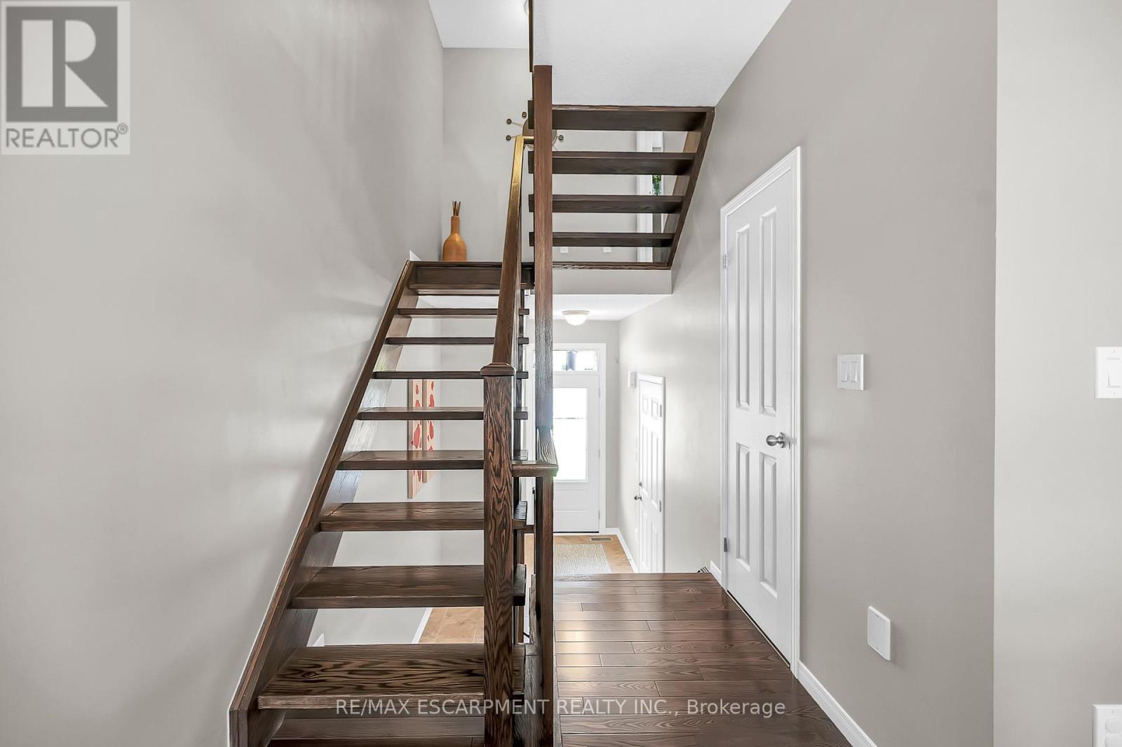 Photo 35 of 121 Bankfield Crescent, Hamilton ON