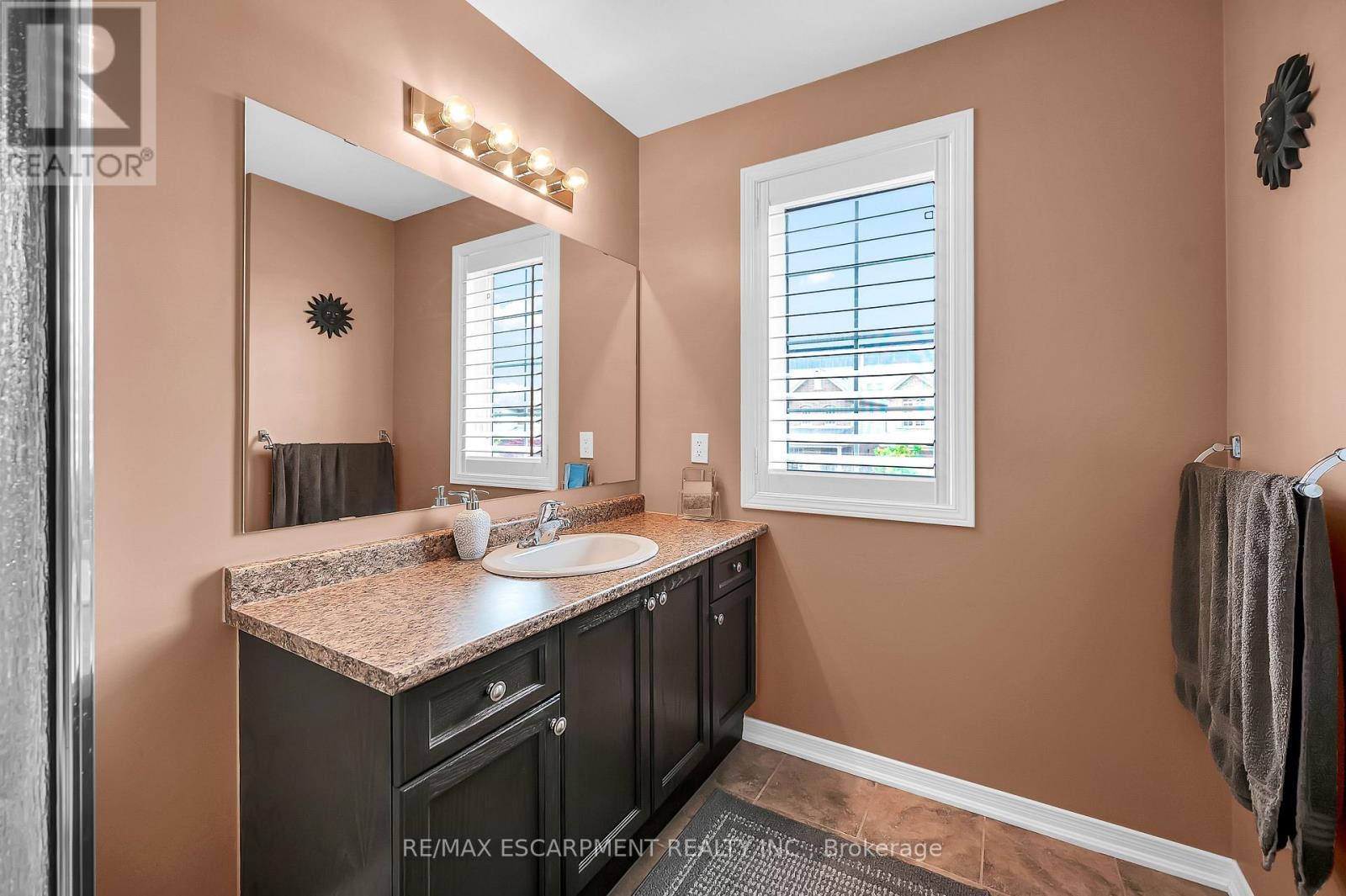 Photo 37 of 121 Bankfield Crescent, Hamilton ON