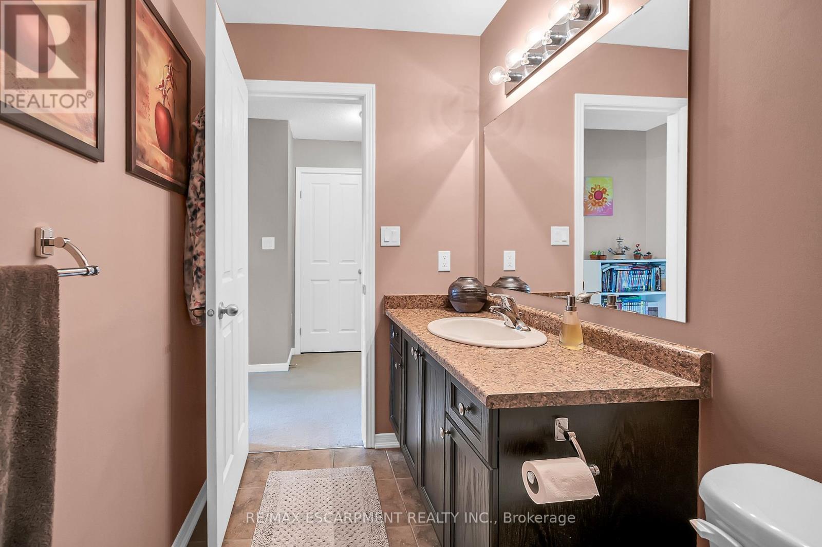 Photo 11 of 121 Bankfield Crescent, Hamilton ON