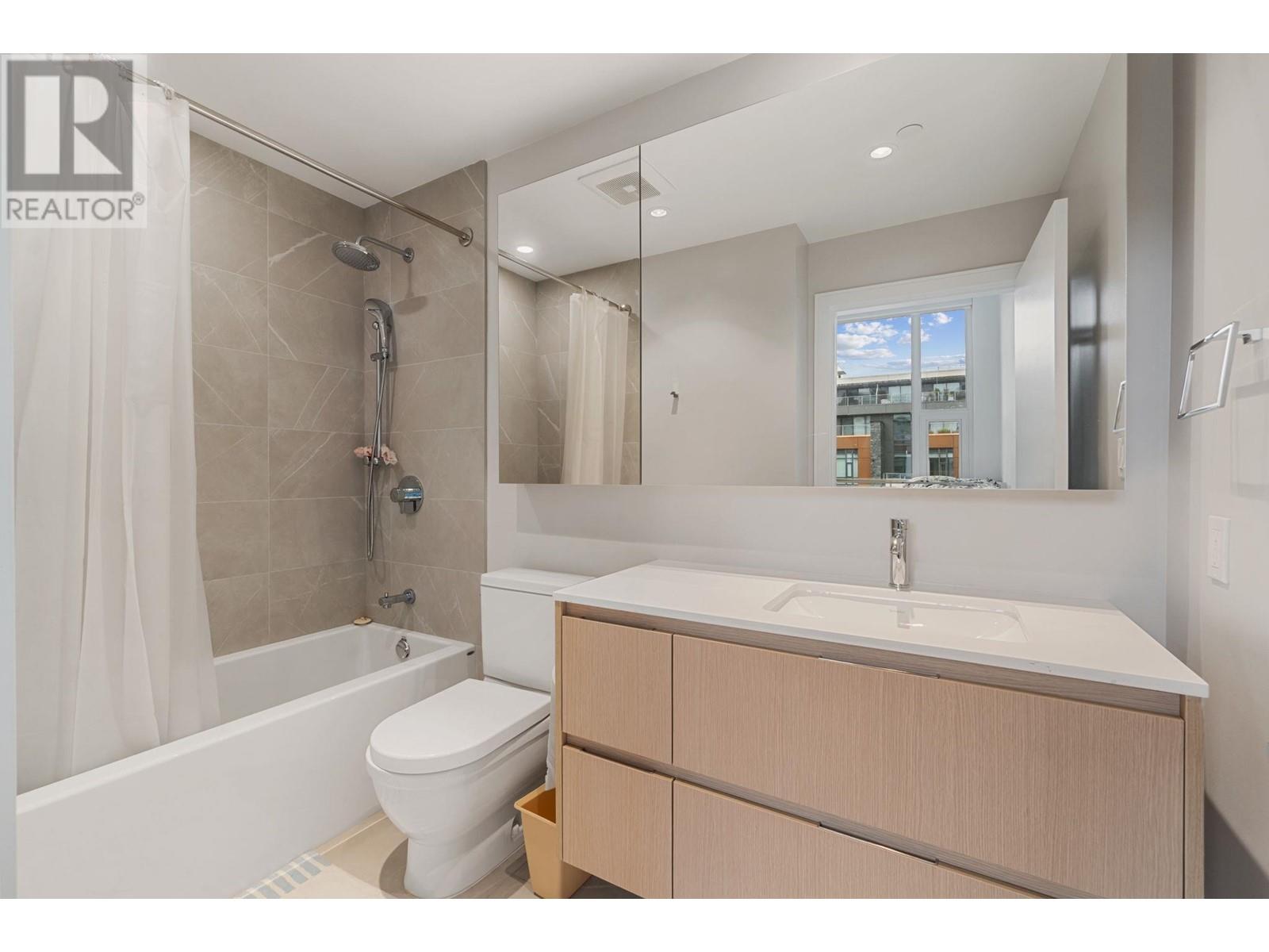Photo 5 of 103 1500 Fern Street, North Vancouver BC