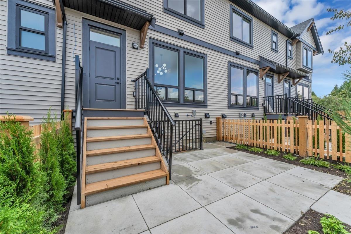 Photo 2 of 20487 74 B Avenue, Langley BC