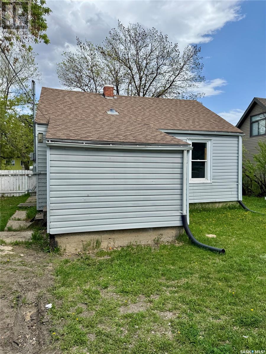 Photo 2 of 1002 Wascana Street, Regina SK