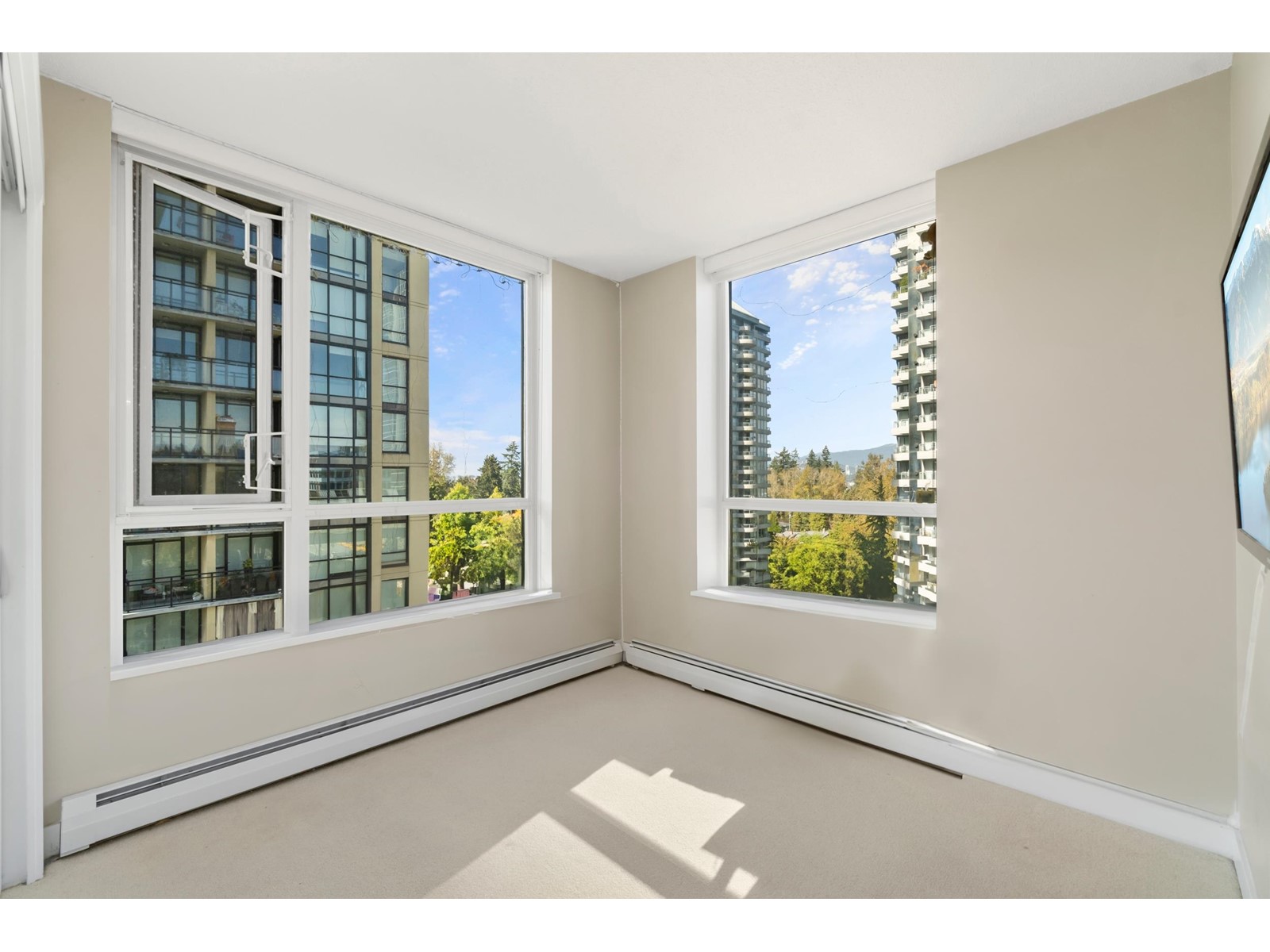 Photo 4 of 609 10777 University Drive, Surrey BC