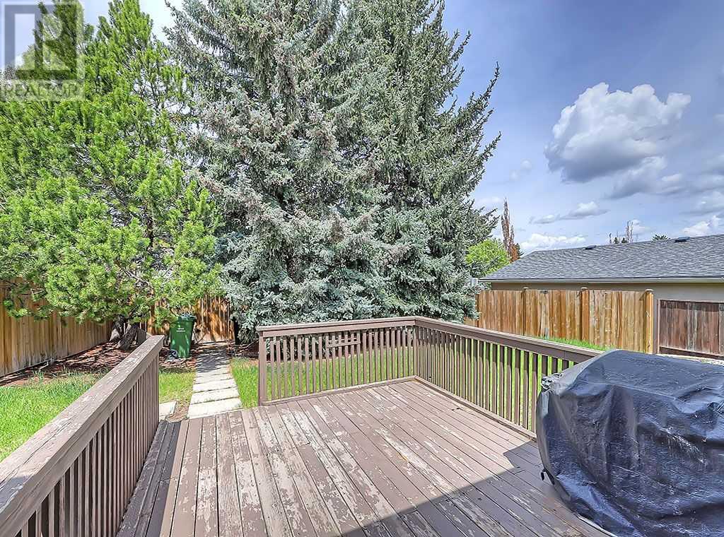 11208 Braxton  SW, Calgary, Alberta