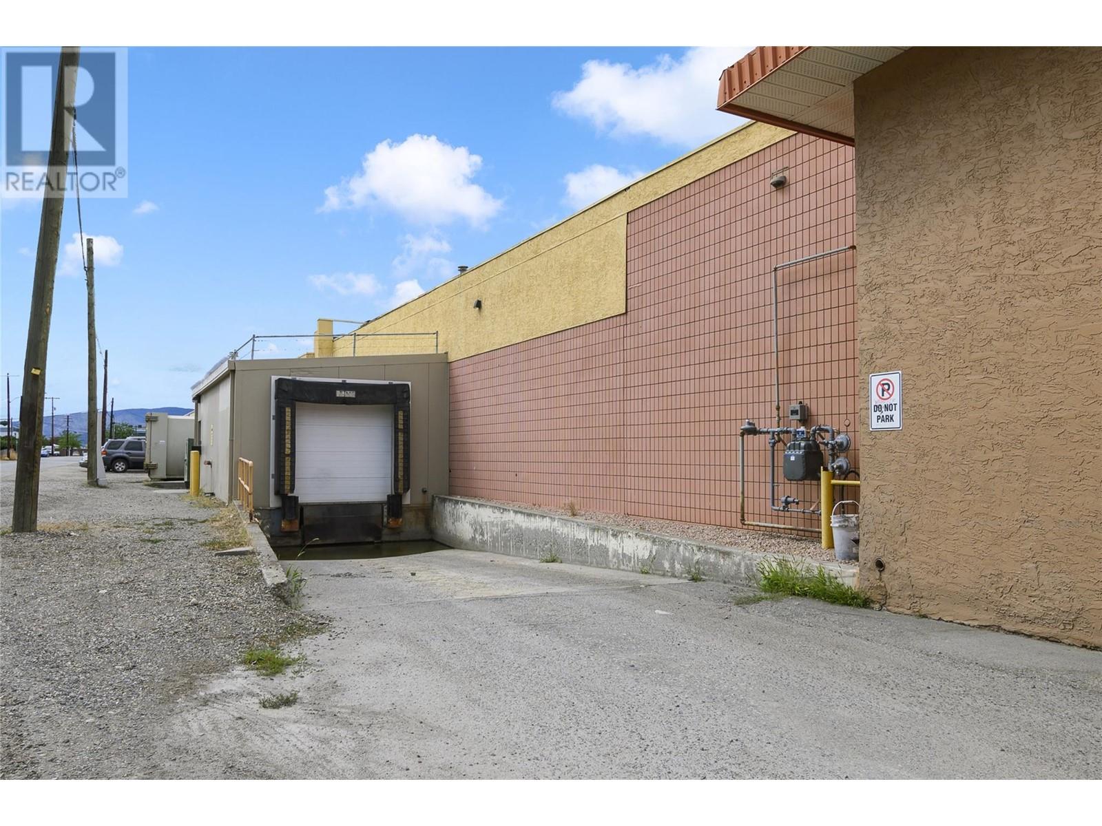 195 & 301 33 Highway West, Kelowna