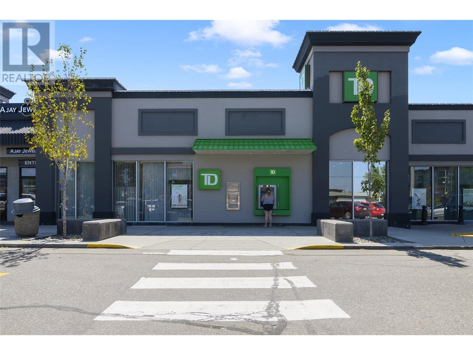 195 & 301 33 Highway West, Kelowna