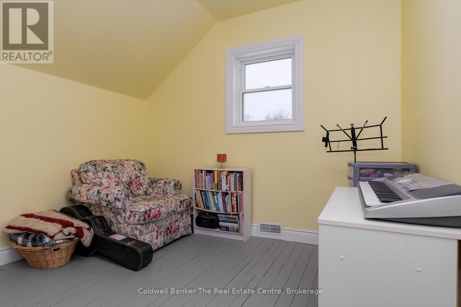 Photo 11 of 24 Elizabeth Street W, Clearview ON