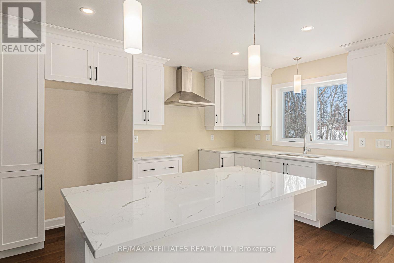 Photo 7 of 363 Voyageur Place, Russell ON