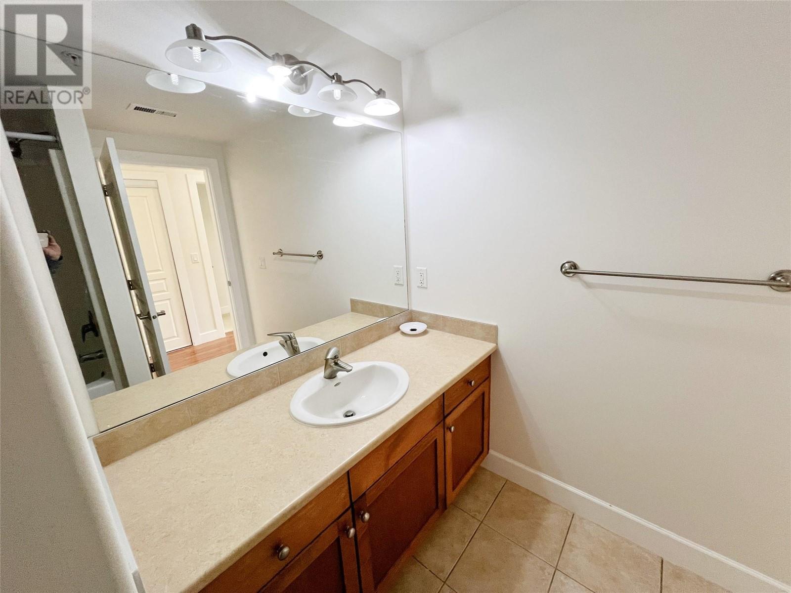 227 3996 Beach Avenue, Peachland