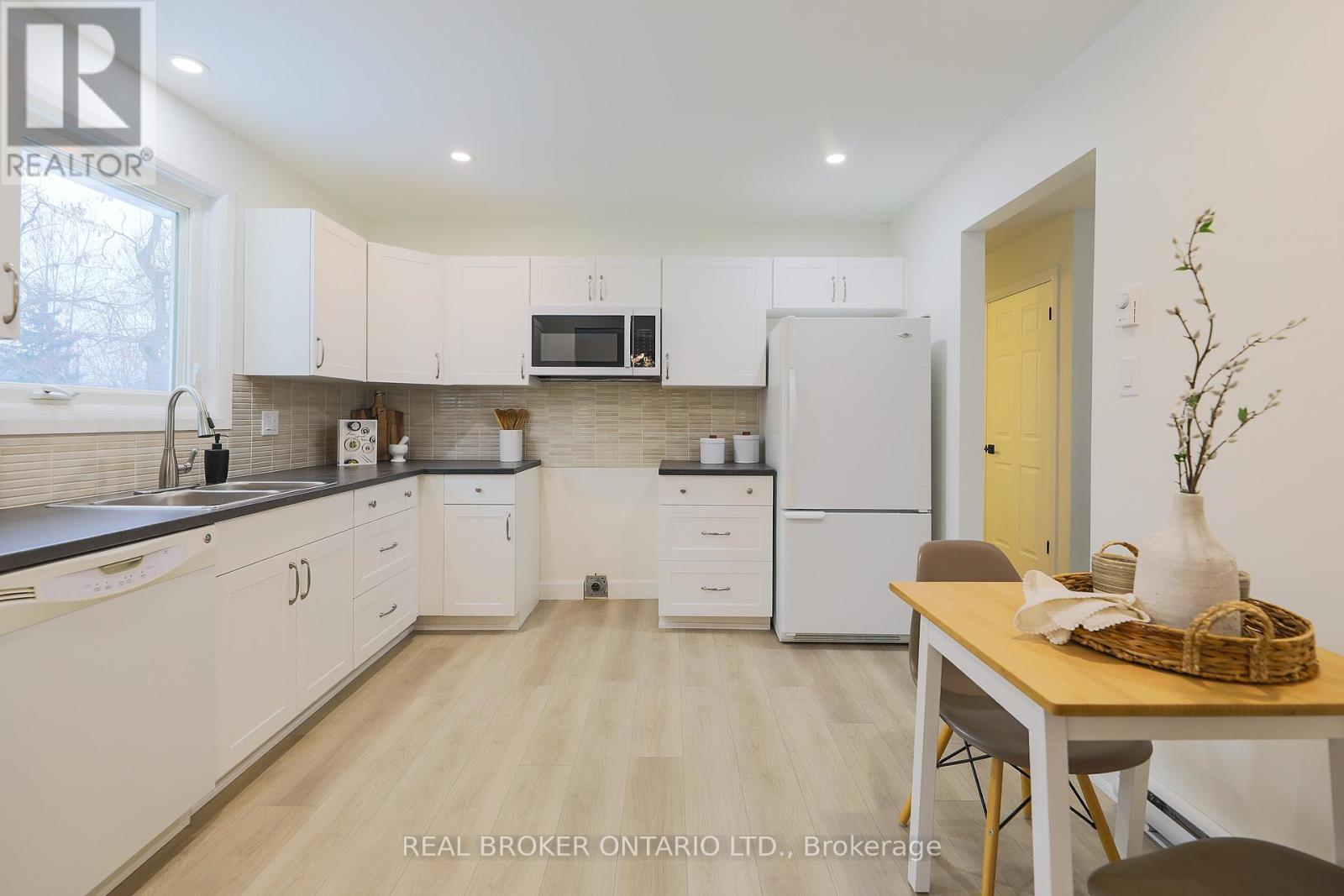 Photo 33 of 412 Main St Street E, Merrickvillewolford ON