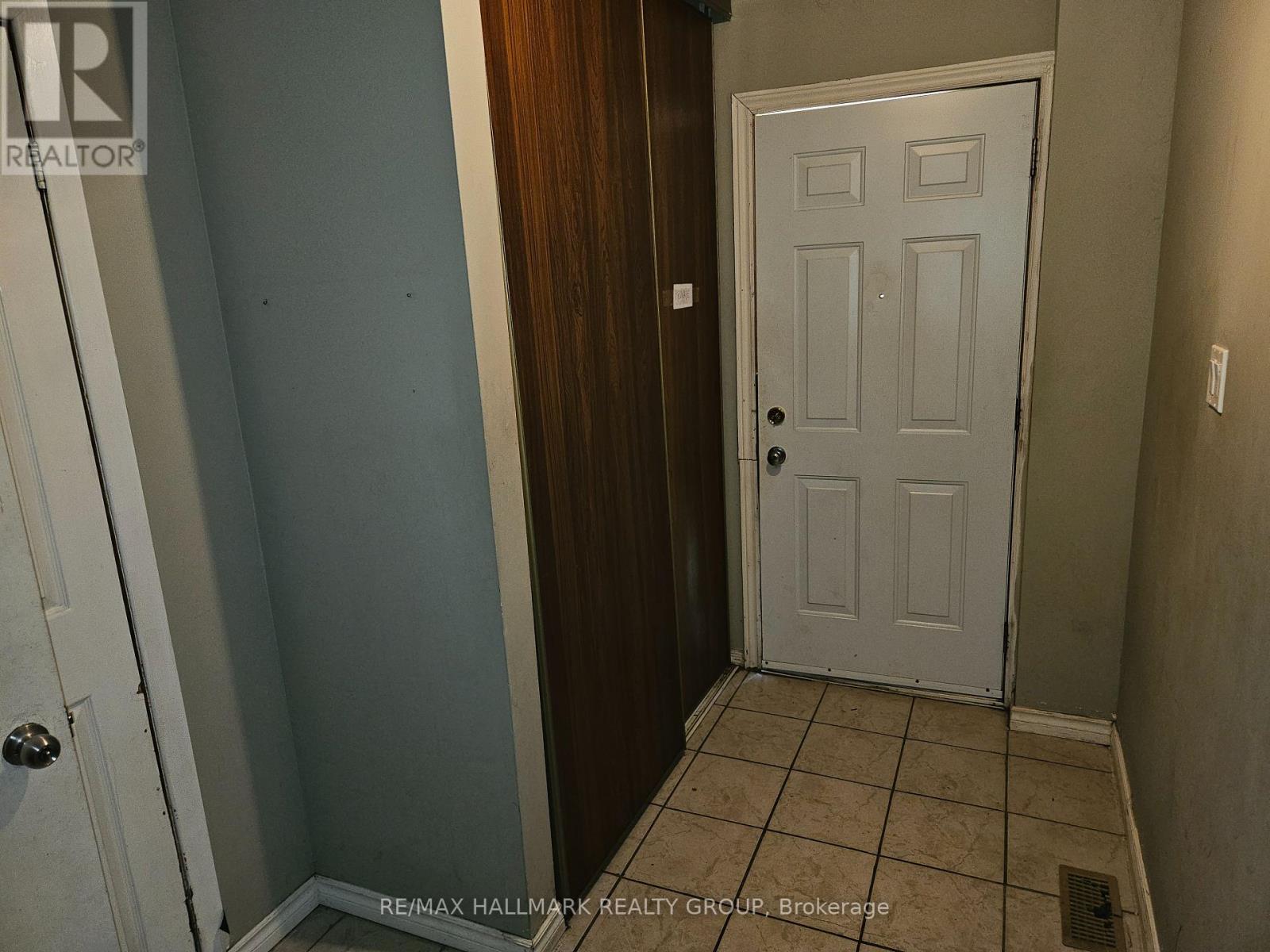 Large tiled foyer for those wet boots, shoes, etc.