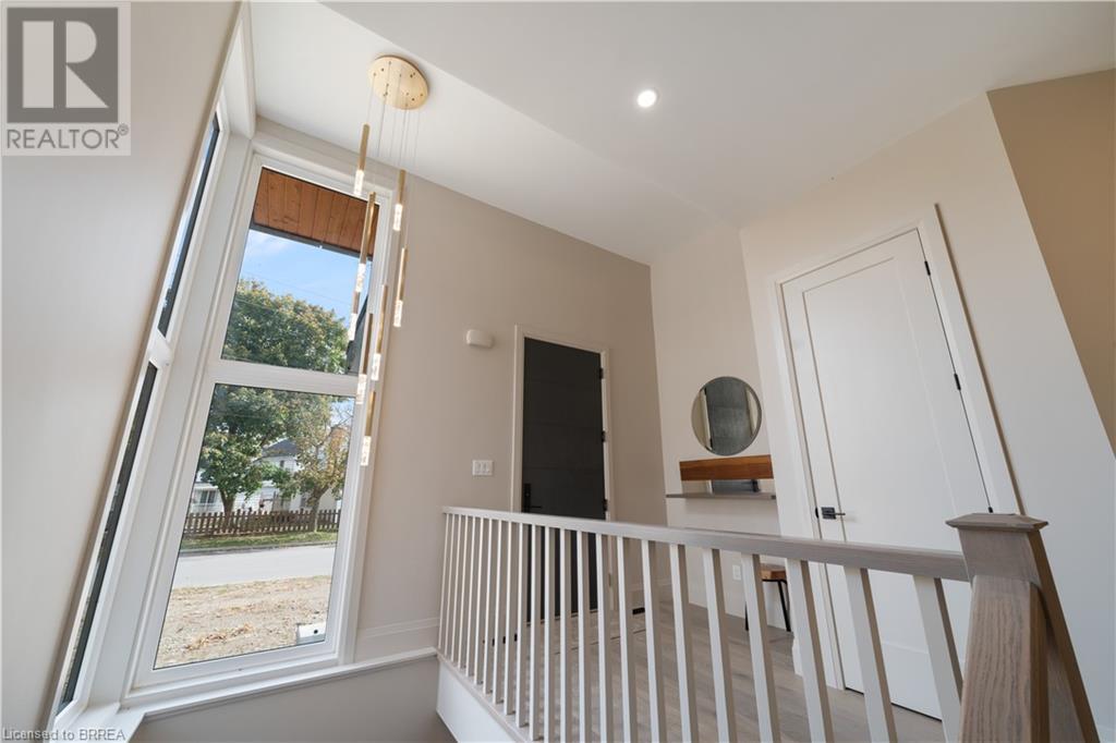 Photo 31 of 141 Parkside Drive, Brantford ON