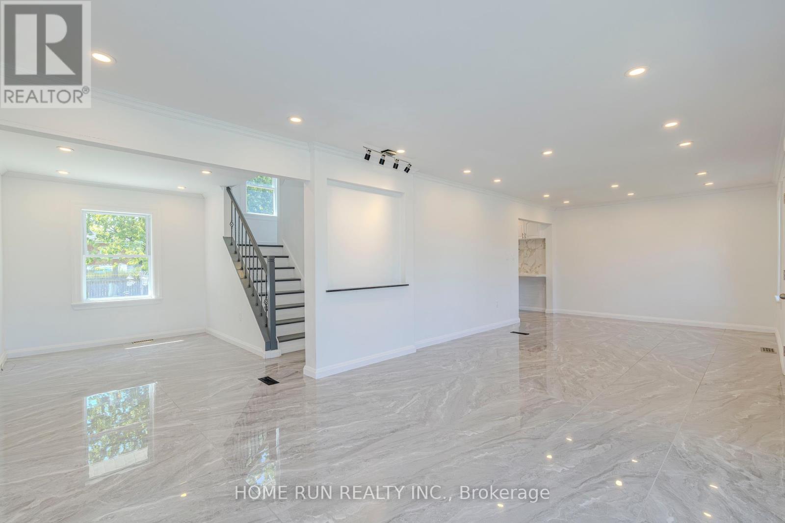 Photo 20 of 92 Meadowlands Drive, Ottawa ON