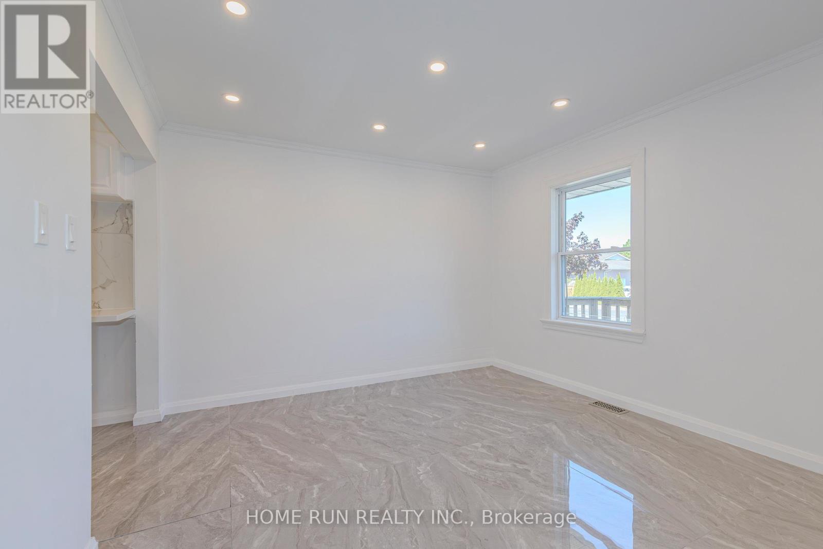 Photo 34 of 92 Meadowlands Drive, Ottawa ON