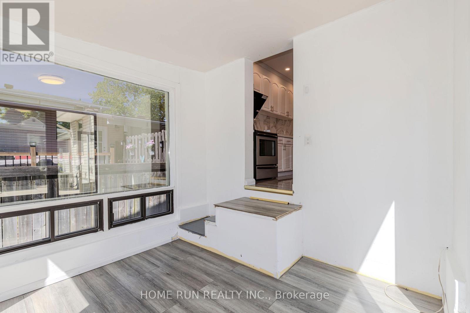 Photo 15 of 92 Meadowlands Drive, Ottawa ON