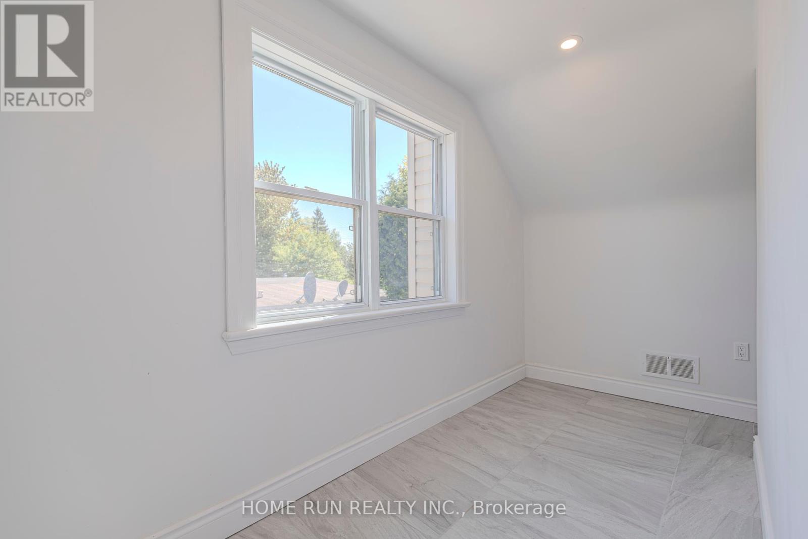 Photo 24 of 92 Meadowlands Drive, Ottawa ON