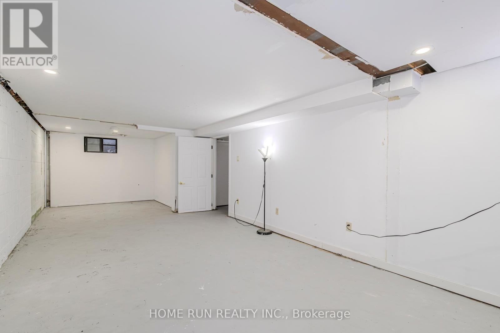 Photo 11 of 92 Meadowlands Drive, Ottawa ON
