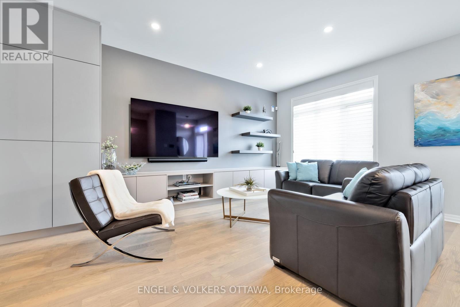 https://ddfcdn.realtor.ca/listing/TS638840247504630000/reb76/highres/7/x12178137_19.jpg