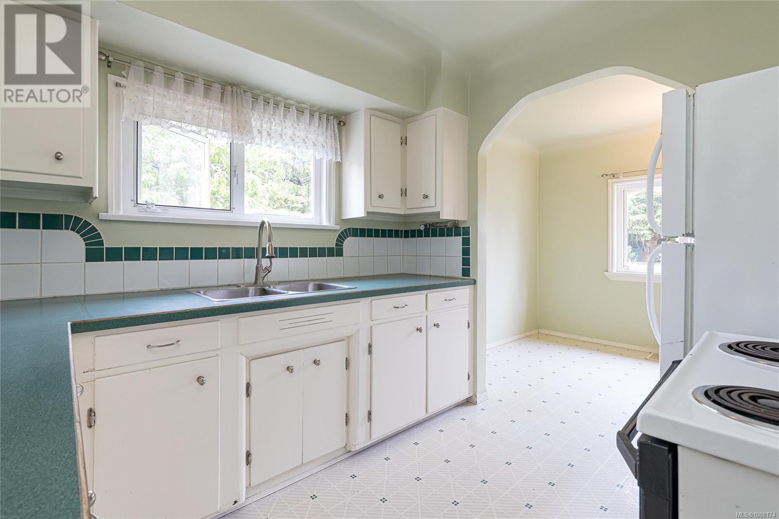  941 Dunn Avenue, Saanich