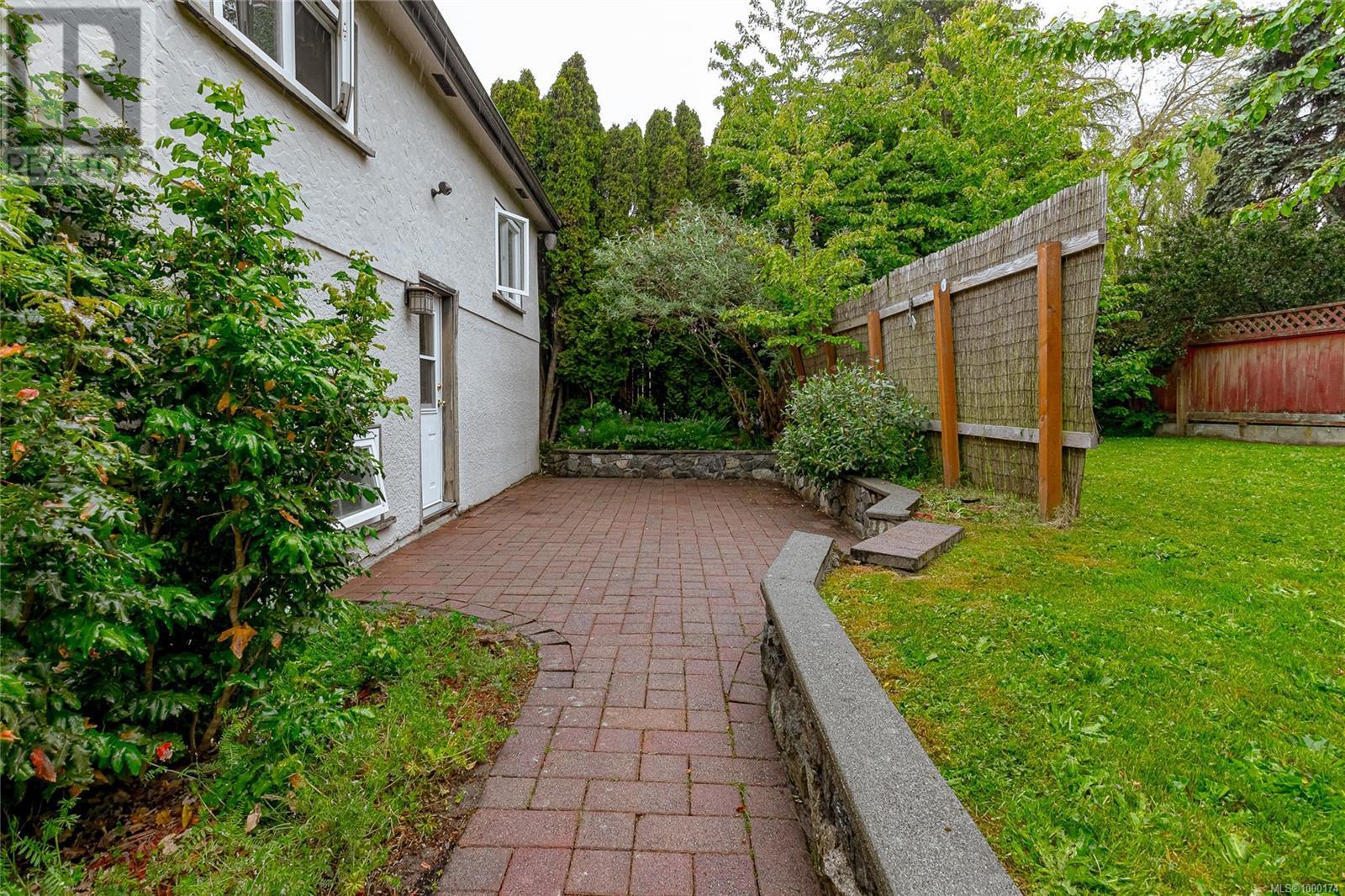  941 Dunn Avenue, Saanich
